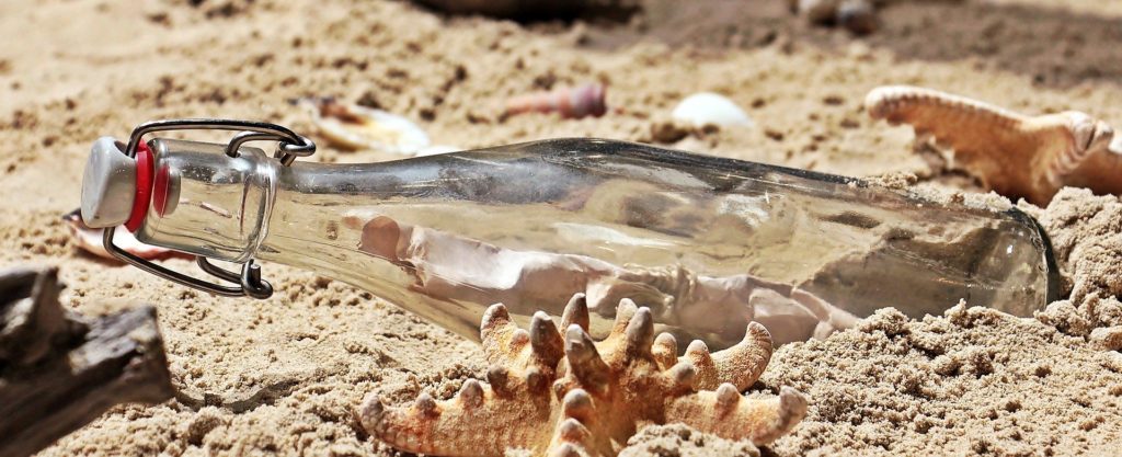 Message dans une bouteille jetée à la mer